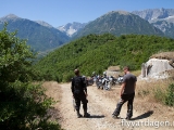 Ãveralllt stÃ¶ter man pÃ¥ bunkrar som skulle skydda Albanien mot invasion.